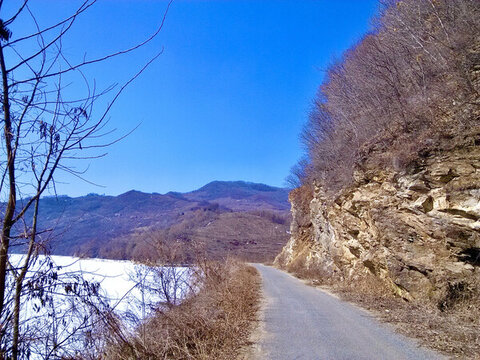 山腳下的馬路