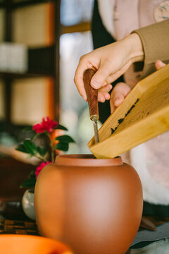 茶刀拆開普洱茶