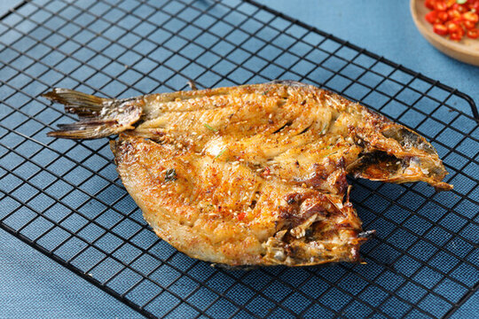 烤鯽魚