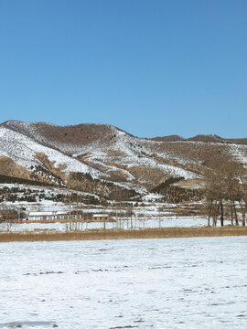冬天雪后的農(nóng)田與遠(yuǎn)山