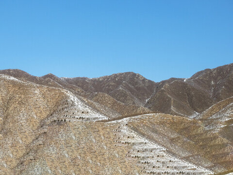 冬季白色積雪的山峰