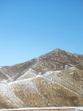 冬天大雪以后遠(yuǎn)處的山峰