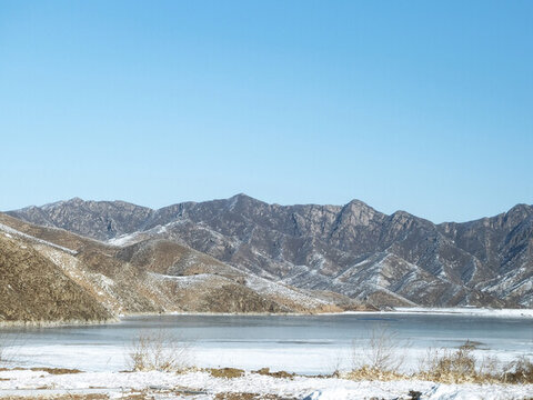 冬季的山峰與水庫