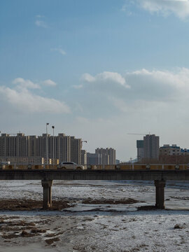 冬天戶外北方城鎮(zhèn)的河流