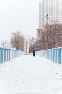冬季的積雪小吊橋