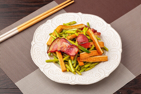 臘肉香干炒蒜苔