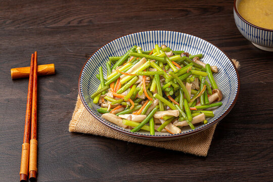 蒜苔炒蟹味菇
