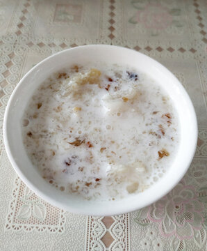 牛奶桃膠糖水