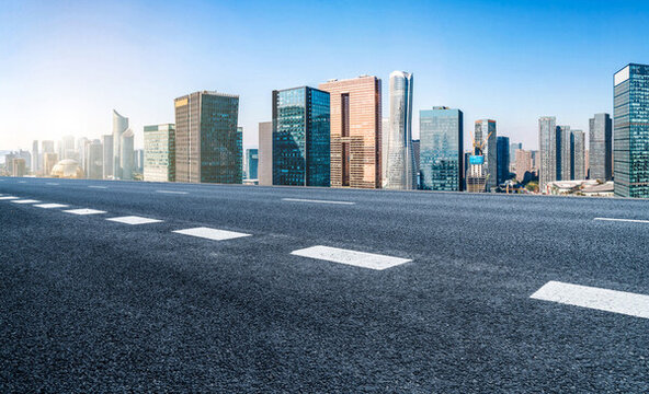 瀝青公路和金融區(qū)建筑