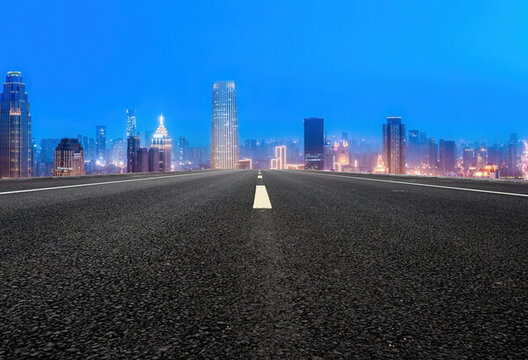 前進的道路和金融區(qū)建筑夜景