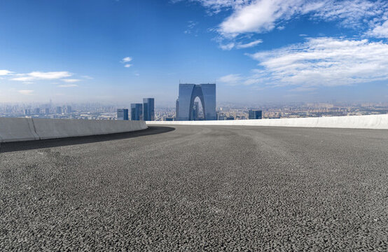 公路彎道和城市風(fēng)光