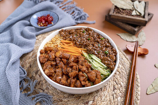 雞丁鹵肉雙拼飯