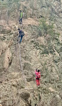 拽繩上山