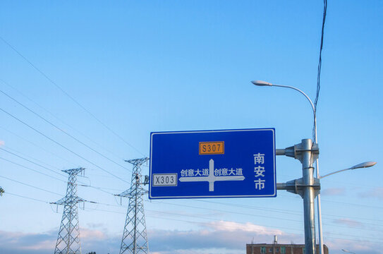 路牌指示鐵塔電線