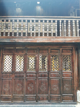 中式木质雕花门窗