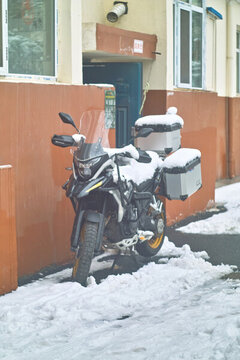 雪地上的摩托車