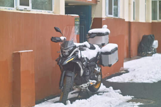 雪地上的摩托車