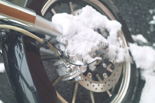 雪地上的摩托