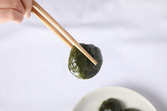 筷子夾艾草葉糍粑
