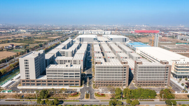 無(wú)人機(jī)高空拍攝工業(yè)廠區(qū)