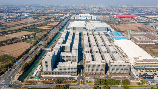 無人機高空拍攝工業(yè)廠區(qū)
