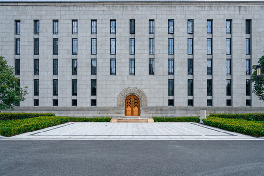 古建筑拱形大門和瀝青地面