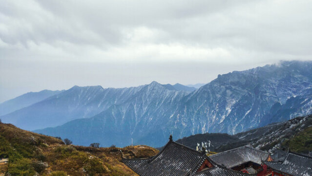 連綿山巒