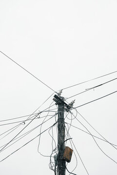 城鎮(zhèn)的老木頭電線桿