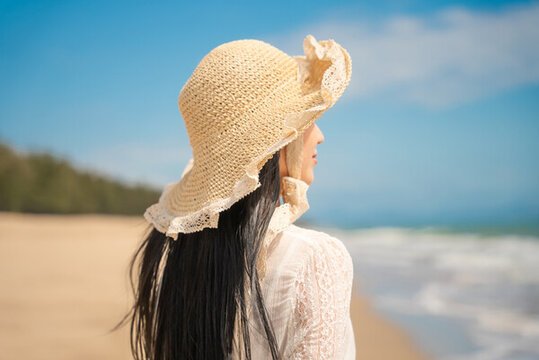 夏天海邊看海的女性