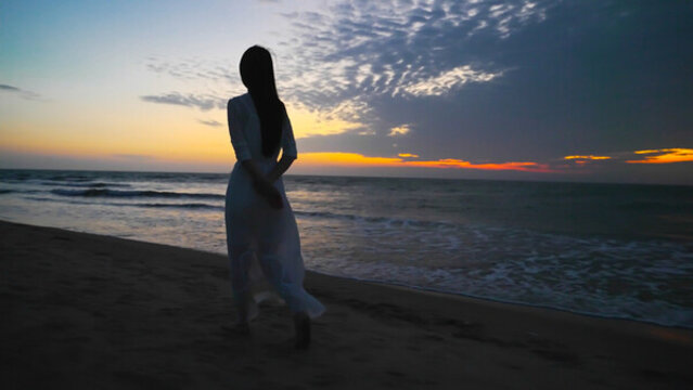 海邊散步傷感女性背影
