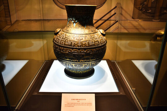 古銅彩刻耳尊