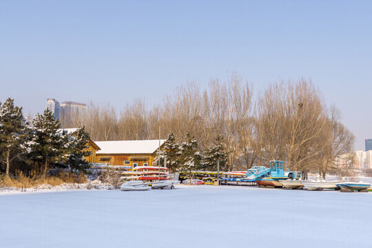 冬天中國沈陽渾河的雪地道路