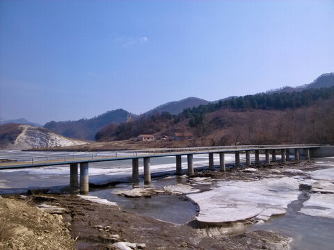 冰開河上的橋