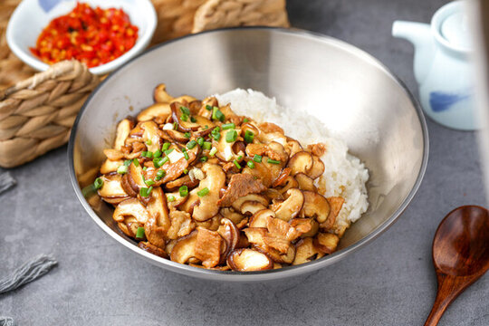 蘑菇炒肉蓋碼飯