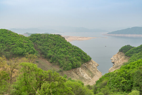 春天中國(guó)丹東的湖泊山林