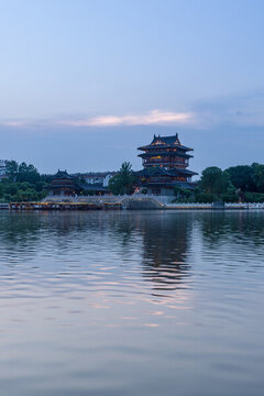 夕陽(yáng)下的中國(guó)泰州鳳城河景區(qū)