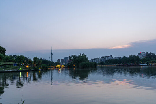 夕陽下的中國泰州鳳城河景區(qū)