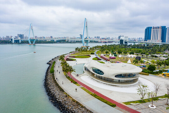 航拍海口云洞圖書館海邊的驛站