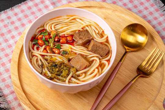 鹵牛肉米粉