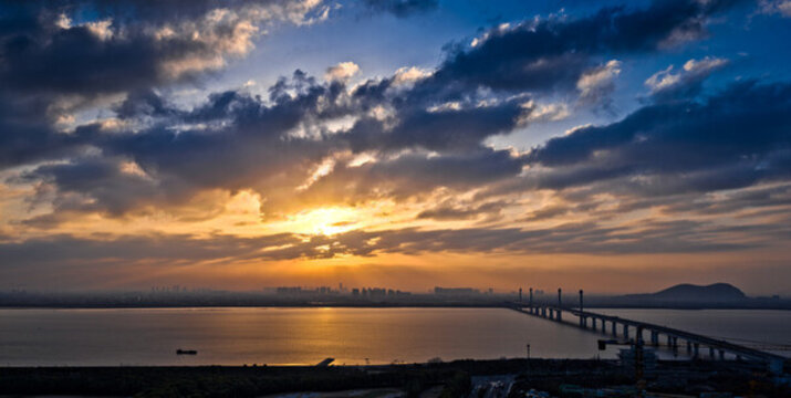 錢(qián)塘江日出
