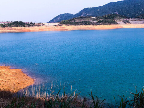蔚藍湖水