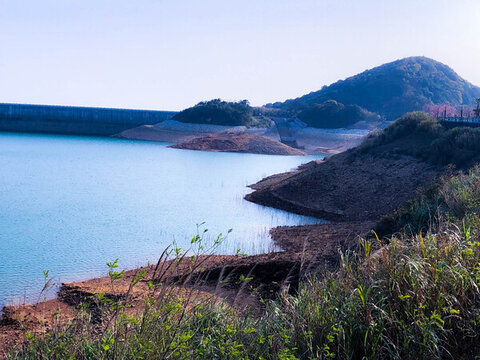 間山湖水
