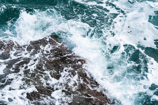大海上洶涌的浪花