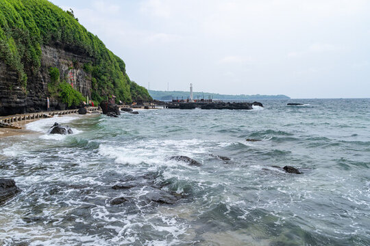 海浪沖擊岸邊