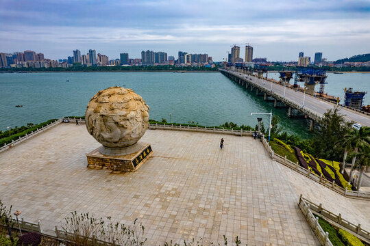 防城港西灣大橋邊陲明珠雕塑