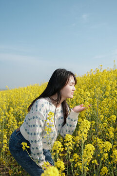 油菜花和女人