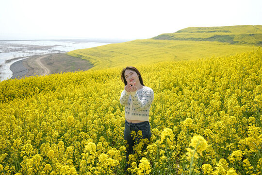 油菜花地的亮麗女子