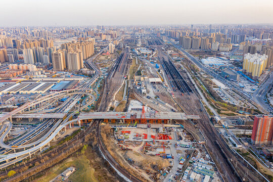 航拍鄭州彩虹橋跨鐵路頂推施工
