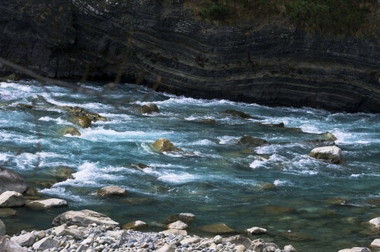 然烏湖水流