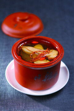 松茸蟲(chóng)草花燉老雞